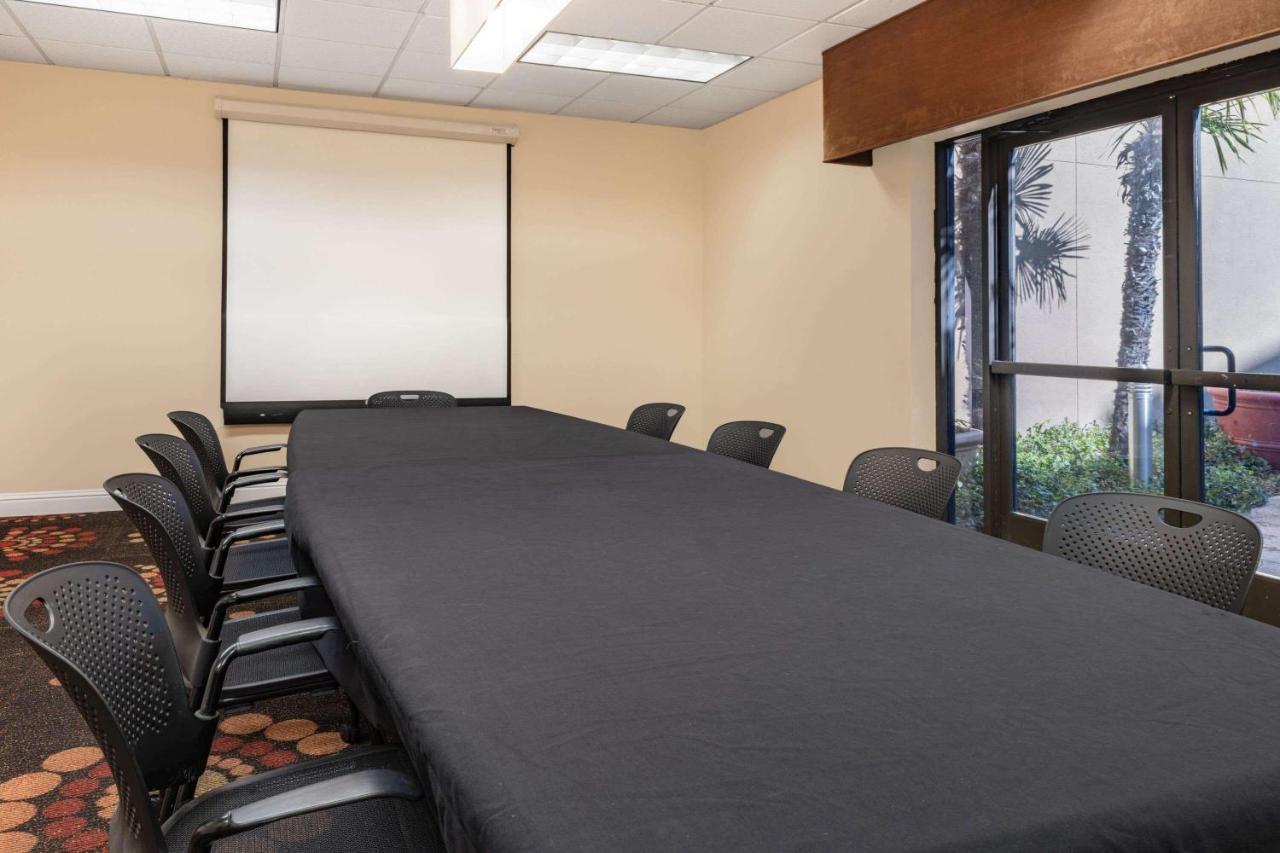 Отель Wyndham Sacramento Carmichael Экстерьер фото