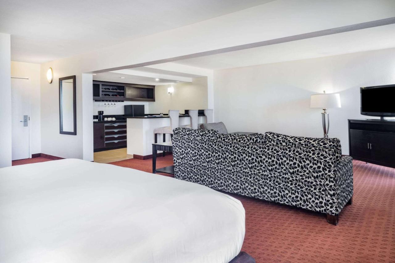 Отель Wyndham Sacramento Carmichael Экстерьер фото