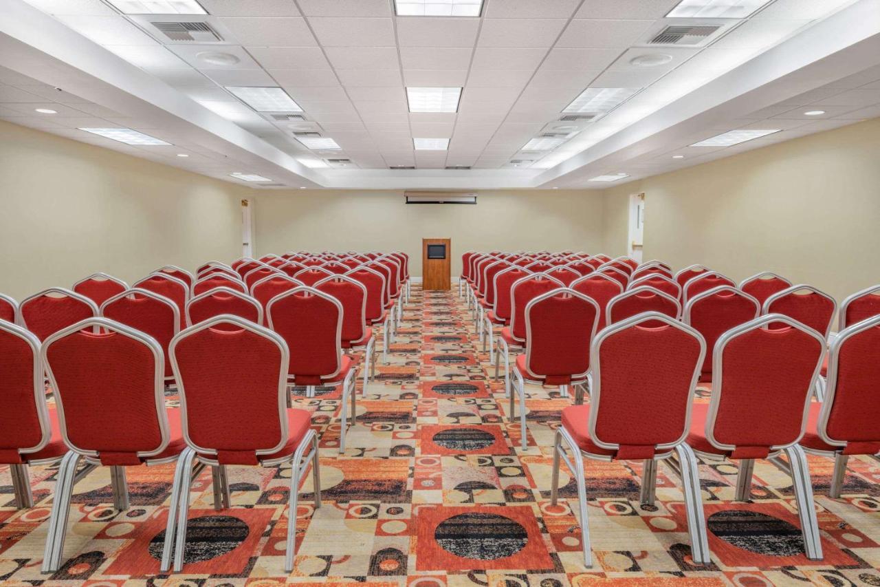 Отель Wyndham Sacramento Carmichael Экстерьер фото