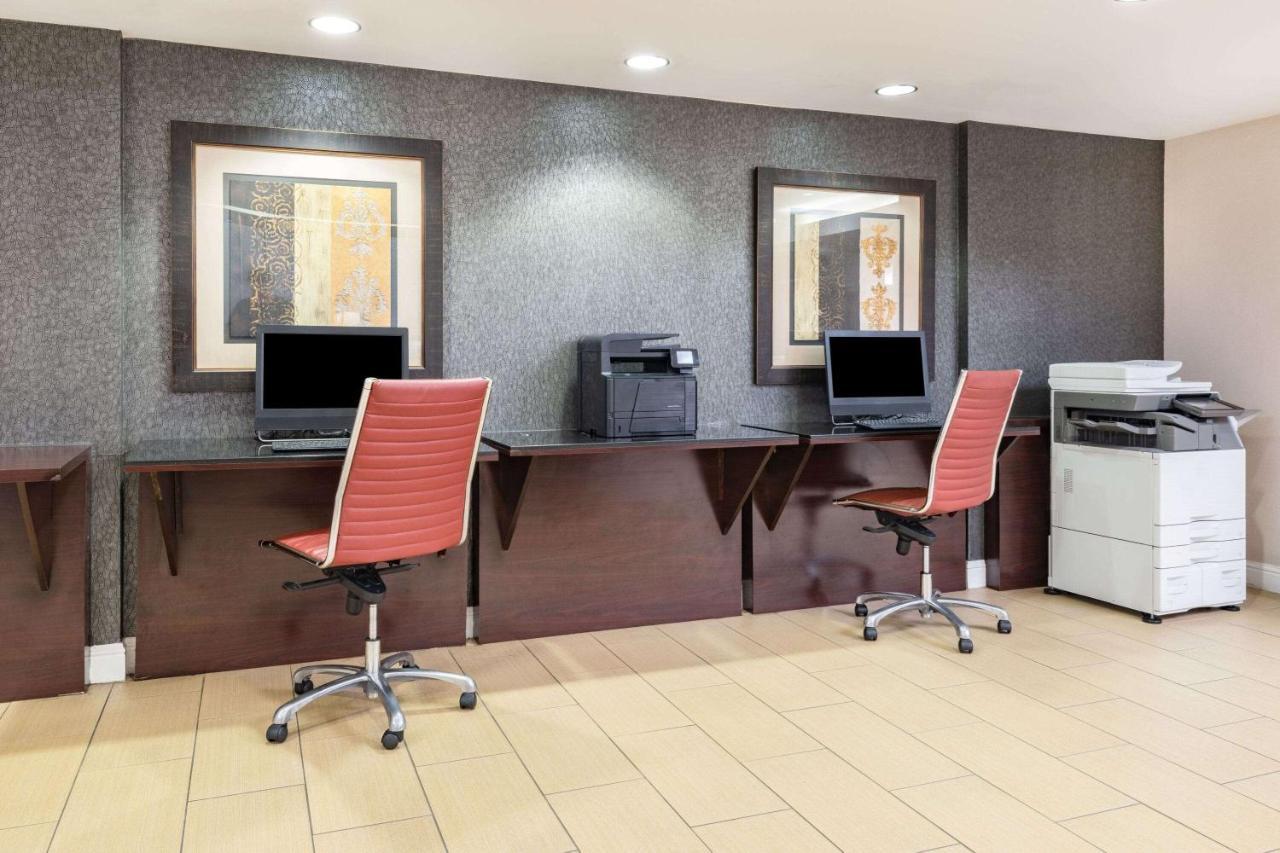 Отель Wyndham Sacramento Carmichael Экстерьер фото
