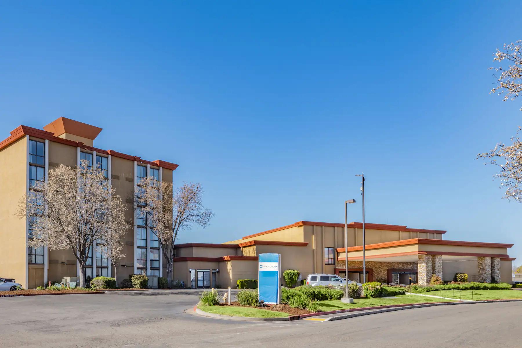 Отель Wyndham Sacramento Carmichael Экстерьер фото